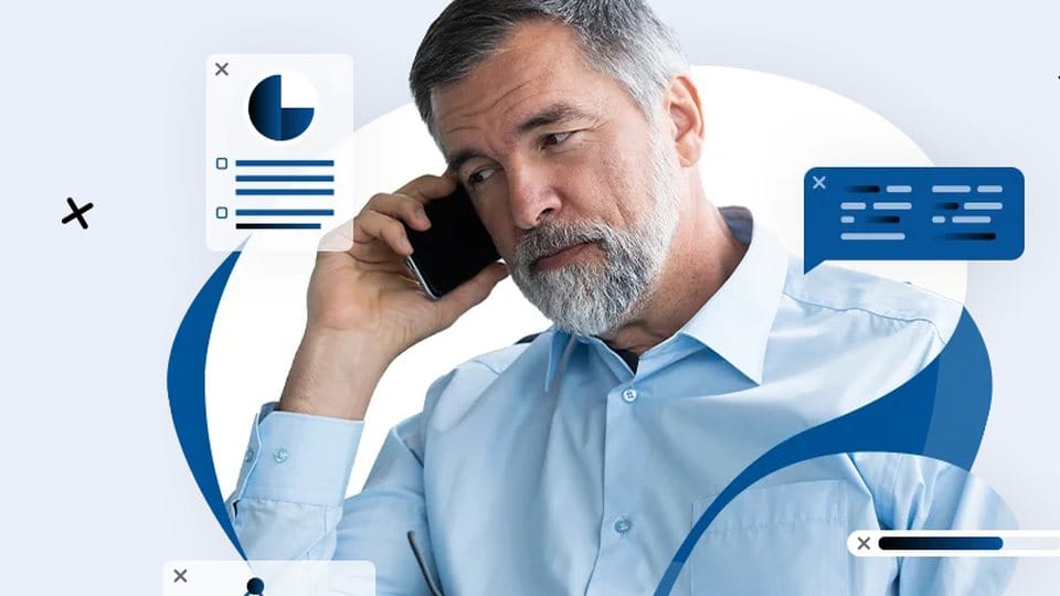 Executivo ao telefone analisando um projeto